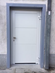 Puerta de paso Hörmann con tirador y cerradura
