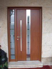 Puerta de entrada Hörmann con acristalamiento central y fijo lateral acristalado y tirador barra de acero inoxidable en Galicia