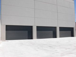 Conjunto de 3 puerta industrial seccional anacalado S de Hörmann en color gris antracita